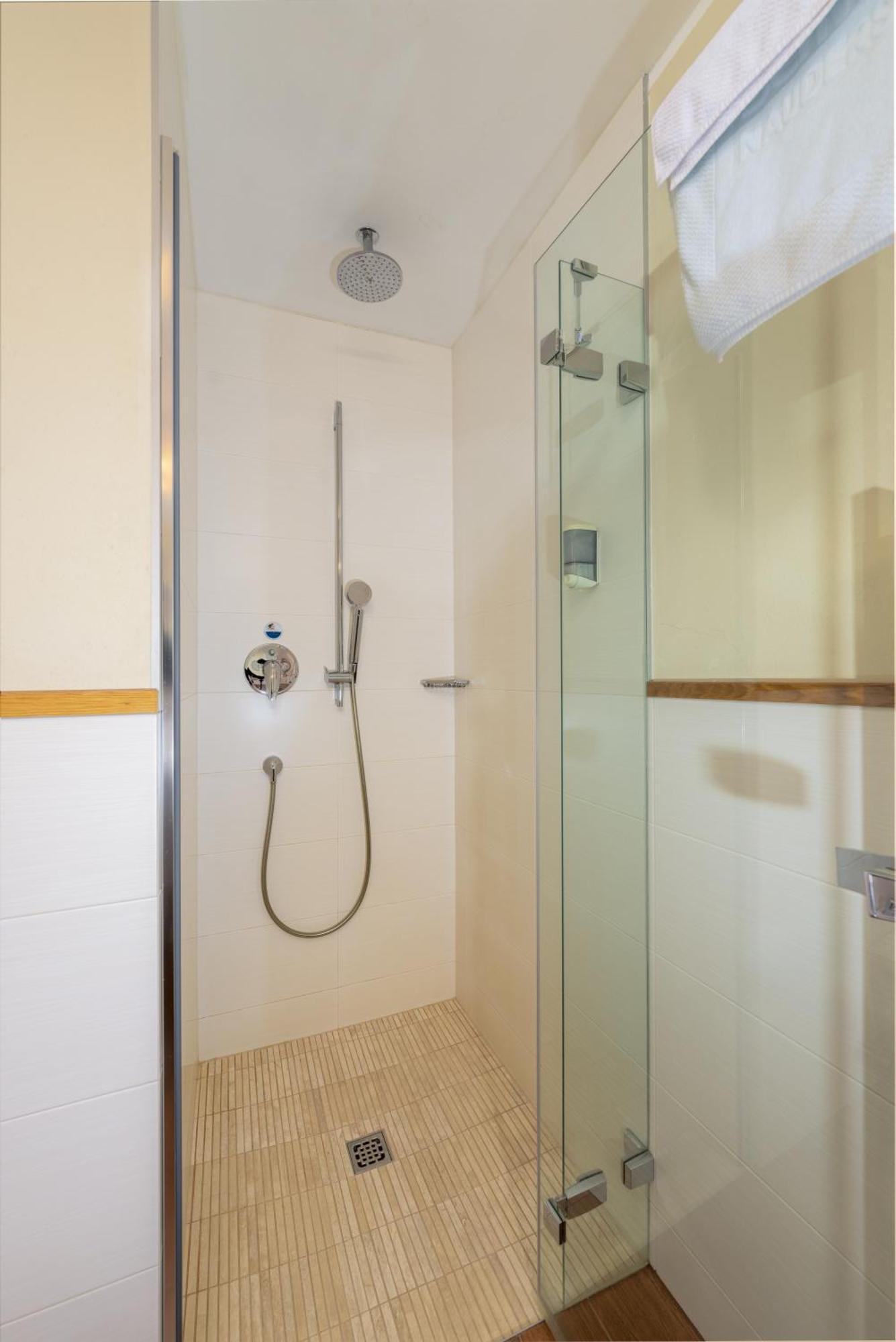 נאודרס Hotel Schwarzer Adler מראה חיצוני תמונה